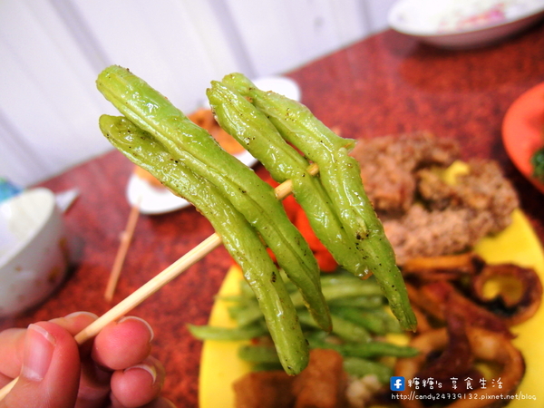 偉哥鹽酥雞(嶺東店)：〖台中│美食〗偉哥鹽酥雞(嶺東店) ❤ 校園銅板美食!!幾爸扣斗ㄟ當呷霸霸~大推黃金三角骨、脆皮雞排、魷魚圈、小黃瓜!!