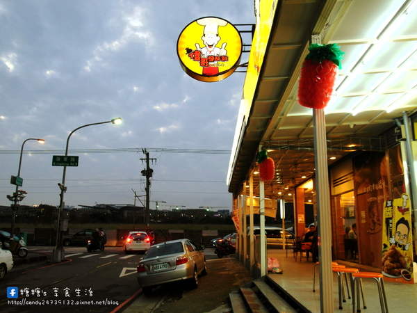 偉哥鹽酥雞(嶺東店)：〖台中│美食〗偉哥鹽酥雞(嶺東店) ❤ 校園銅板美食!!幾爸扣斗ㄟ當呷霸霸~大推黃金三角骨、脆皮雞排、魷魚圈、小黃瓜!!