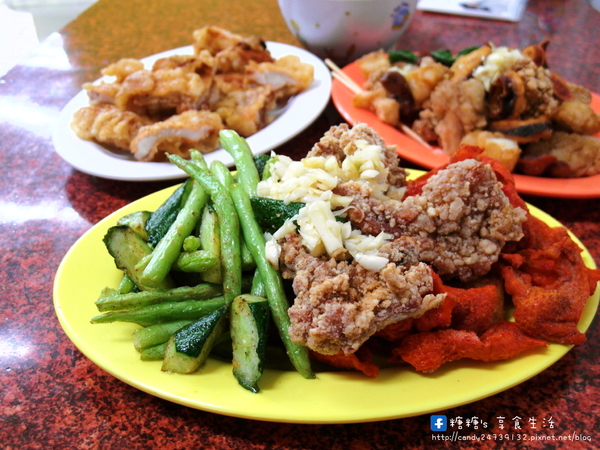 偉哥鹽酥雞(嶺東店)：〖台中│美食〗偉哥鹽酥雞(嶺東店) ❤ 校園銅板美食!!幾爸扣斗ㄟ當呷霸霸~大推黃金三角骨、脆皮雞排、魷魚圈、小黃瓜!!