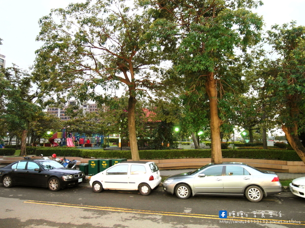 偉哥鹽酥雞(嶺東店)：〖台中│美食〗偉哥鹽酥雞(嶺東店) ❤ 校園銅板美食!!幾爸扣斗ㄟ當呷霸霸~大推黃金三角骨、脆皮雞排、魷魚圈、小黃瓜!!