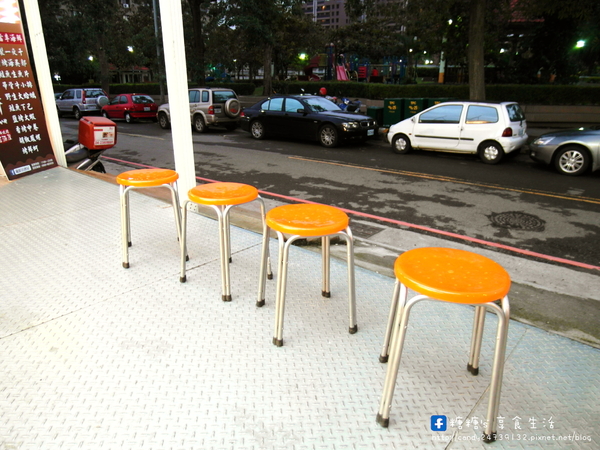 偉哥鹽酥雞(嶺東店)：〖台中│美食〗偉哥鹽酥雞(嶺東店) ❤ 校園銅板美食!!幾爸扣斗ㄟ當呷霸霸~大推黃金三角骨、脆皮雞排、魷魚圈、小黃瓜!!