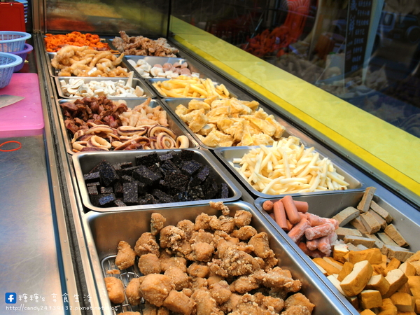 偉哥鹽酥雞(嶺東店)：〖台中│美食〗偉哥鹽酥雞(嶺東店) ❤ 校園銅板美食!!幾爸扣斗ㄟ當呷霸霸~大推黃金三角骨、脆皮雞排、魷魚圈、小黃瓜!!