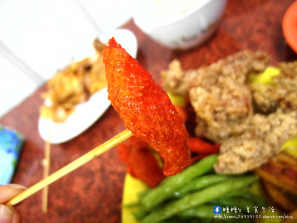 偉哥鹽酥雞(嶺東店)：〖台中│美食〗偉哥鹽酥雞(嶺東店) ❤ 校園銅板美食!!幾爸扣斗ㄟ當呷霸霸~大推黃金三角骨、脆皮雞排、魷魚圈、小黃瓜!!