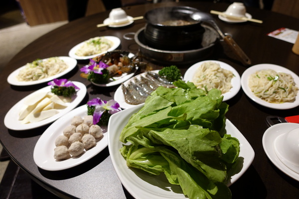 薑母六三：(胖樺食記)民生東路薑母鴨及熱炒一次滿足「薑母六三」。奢華紅蟳沙公沙母入鍋的海味十足