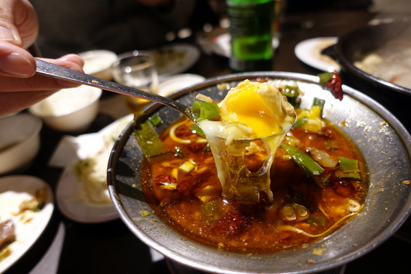 薑母六三：(胖樺食記)民生東路薑母鴨及熱炒一次滿足「薑母六三」。奢華紅蟳沙公沙母入鍋的海味十足