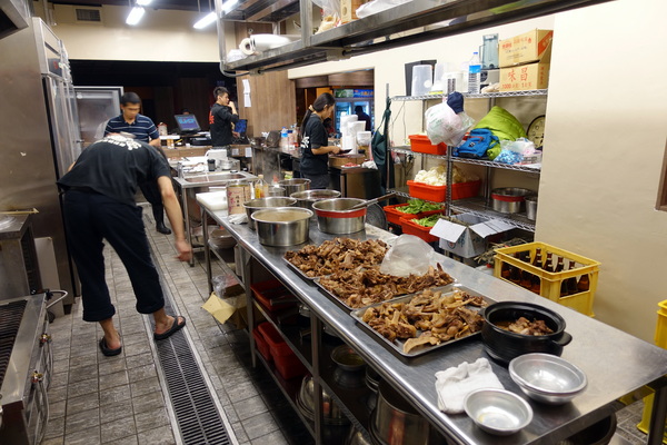 薑母六三：(胖樺食記)民生東路薑母鴨及熱炒一次滿足「薑母六三」。奢華紅蟳沙公沙母入鍋的海味十足