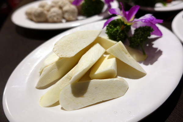 薑母六三：(胖樺食記)民生東路薑母鴨及熱炒一次滿足「薑母六三」。奢華紅蟳沙公沙母入鍋的海味十足