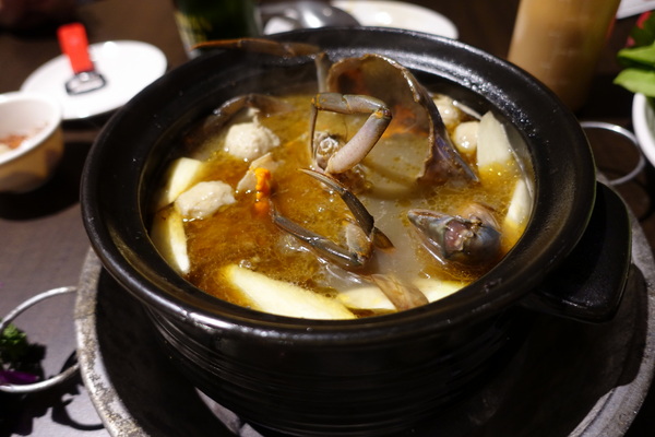 薑母六三：(胖樺食記)民生東路薑母鴨及熱炒一次滿足「薑母六三」。奢華紅蟳沙公沙母入鍋的海味十足