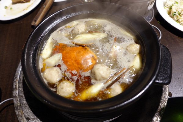 薑母六三：(胖樺食記)民生東路薑母鴨及熱炒一次滿足「薑母六三」。奢華紅蟳沙公沙母入鍋的海味十足