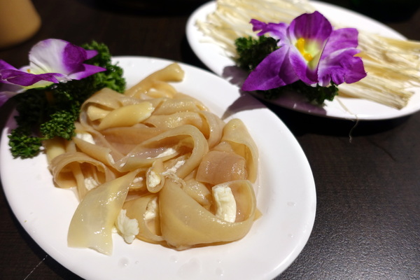 薑母六三：(胖樺食記)民生東路薑母鴨及熱炒一次滿足「薑母六三」。奢華紅蟳沙公沙母入鍋的海味十足