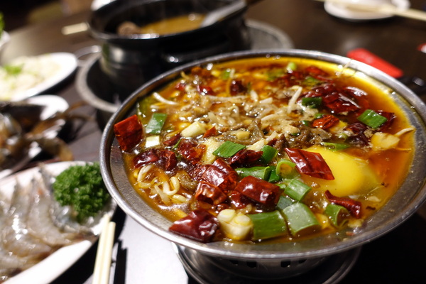 薑母六三：(胖樺食記)民生東路薑母鴨及熱炒一次滿足「薑母六三」。奢華紅蟳沙公沙母入鍋的海味十足