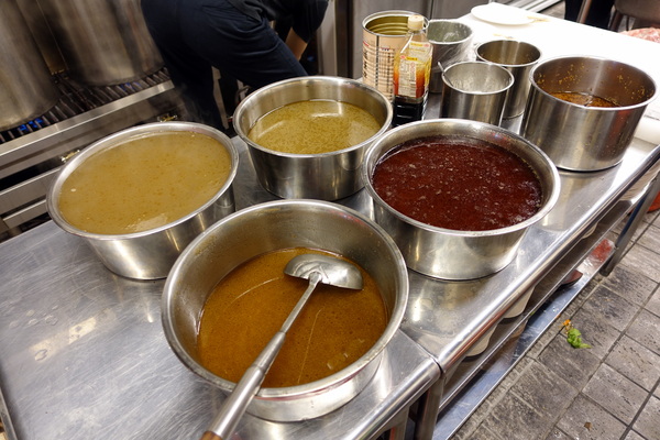 薑母六三：(胖樺食記)民生東路薑母鴨及熱炒一次滿足「薑母六三」。奢華紅蟳沙公沙母入鍋的海味十足