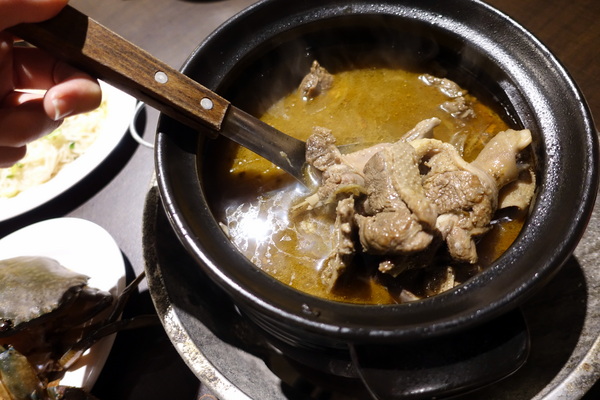 薑母六三：(胖樺食記)民生東路薑母鴨及熱炒一次滿足「薑母六三」。奢華紅蟳沙公沙母入鍋的海味十足