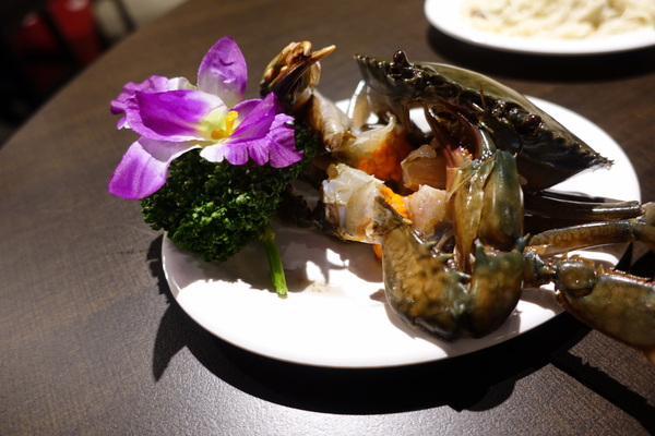 薑母六三：(胖樺食記)民生東路薑母鴨及熱炒一次滿足「薑母六三」。奢華紅蟳沙公沙母入鍋的海味十足