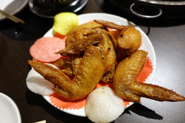 薑母六三：(胖樺食記)民生東路薑母鴨及熱炒一次滿足「薑母六三」。奢華紅蟳沙公沙母入鍋的海味十足