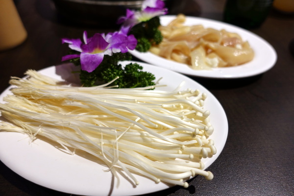 薑母六三：(胖樺食記)民生東路薑母鴨及熱炒一次滿足「薑母六三」。奢華紅蟳沙公沙母入鍋的海味十足