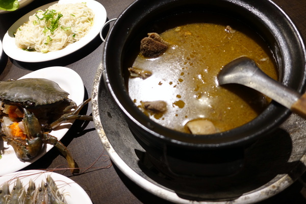 薑母六三：(胖樺食記)民生東路薑母鴨及熱炒一次滿足「薑母六三」。奢華紅蟳沙公沙母入鍋的海味十足