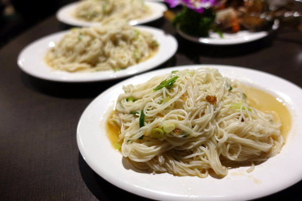 薑母六三：(胖樺食記)民生東路薑母鴨及熱炒一次滿足「薑母六三」。奢華紅蟳沙公沙母入鍋的海味十足