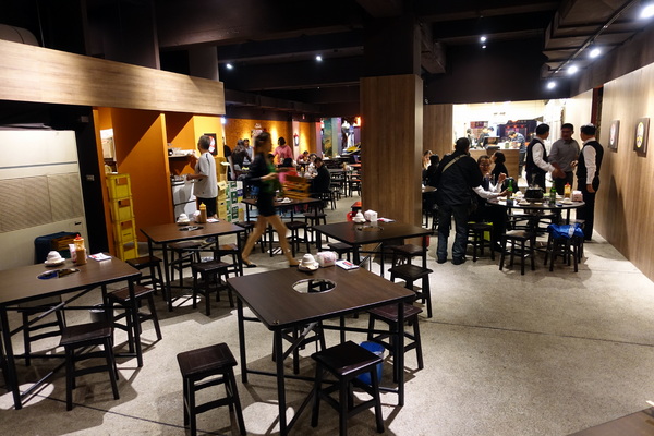 薑母六三：(胖樺食記)民生東路薑母鴨及熱炒一次滿足「薑母六三」。奢華紅蟳沙公沙母入鍋的海味十足