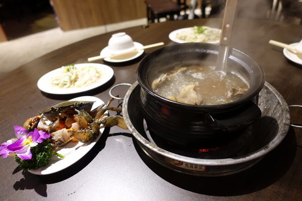 薑母六三：(胖樺食記)民生東路薑母鴨及熱炒一次滿足「薑母六三」。奢華紅蟳沙公沙母入鍋的海味十足