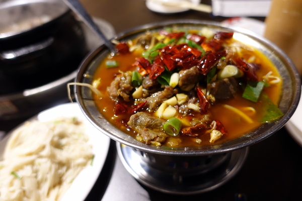 薑母六三：(胖樺食記)民生東路薑母鴨及熱炒一次滿足「薑母六三」。奢華紅蟳沙公沙母入鍋的海味十足