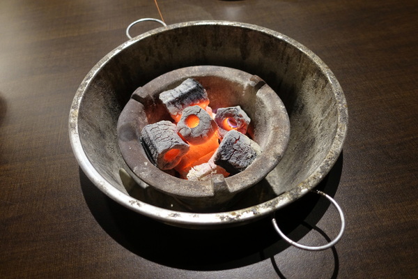 薑母六三：(胖樺食記)民生東路薑母鴨及熱炒一次滿足「薑母六三」。奢華紅蟳沙公沙母入鍋的海味十足