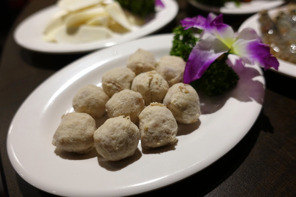 薑母六三：(胖樺食記)民生東路薑母鴨及熱炒一次滿足「薑母六三」。奢華紅蟳沙公沙母入鍋的海味十足