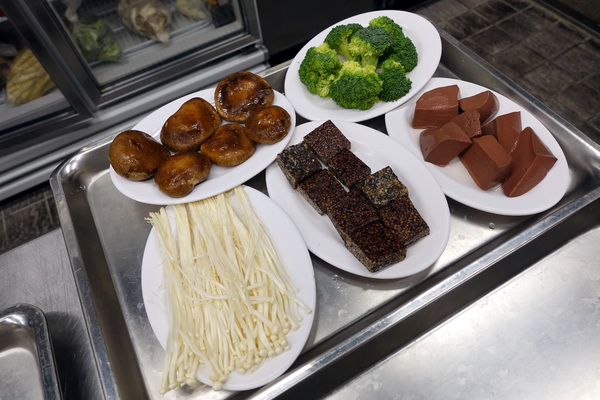 薑母六三：(胖樺食記)民生東路薑母鴨及熱炒一次滿足「薑母六三」。奢華紅蟳沙公沙母入鍋的海味十足