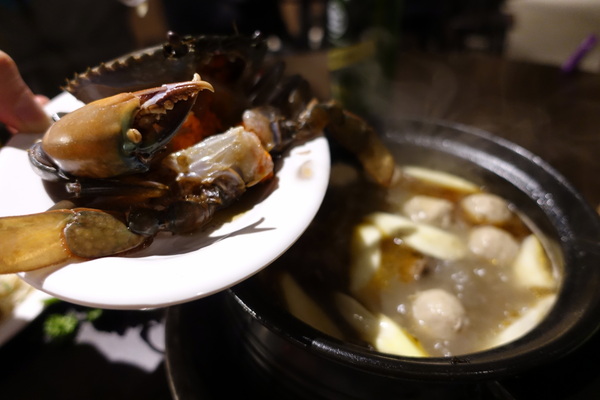 薑母六三：(胖樺食記)民生東路薑母鴨及熱炒一次滿足「薑母六三」。奢華紅蟳沙公沙母入鍋的海味十足