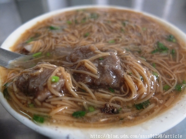 阿猴麵線糊：【美食特搜。屏東市】阿猴麵線糊。建國市場隱藏版麵線糊 料多滿意 筒仔米糕 四神湯也超推