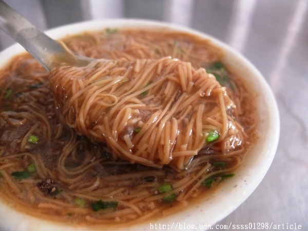 阿猴麵線糊：【美食特搜。屏東市】阿猴麵線糊。建國市場隱藏版麵線糊 料多滿意 筒仔米糕 四神湯也超推