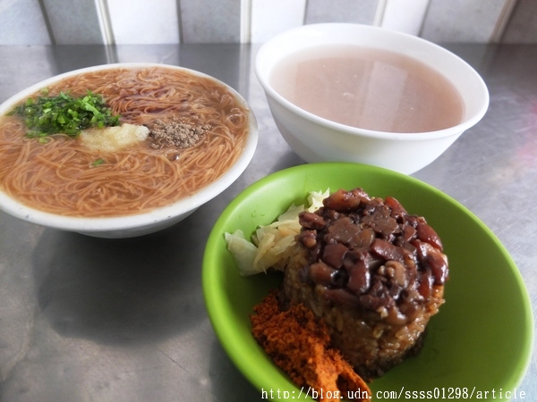 阿猴麵線糊：【美食特搜。屏東市】阿猴麵線糊。建國市場隱藏版麵線糊 料多滿意 筒仔米糕 四神湯也超推