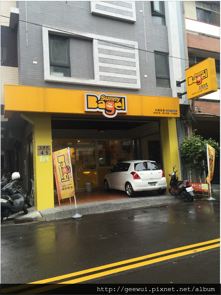 Sunny Bagel 太陽貝果:【黑莉台中踩點趣】 台中北區 五常街 Sunny Bagel 太陽貝果!豐富的早午餐,口味眾多!單品咖啡,開啟活力一天!