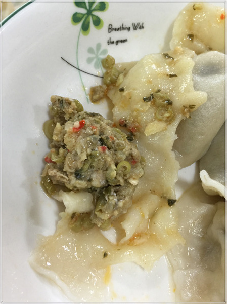 海山餃子館:土城區銅板美食 海山餃子館的水餃食記~ 真材實料的美味麵食館! 泰式打拋餃 高麗菜豬肉餃 翠綠韭菜餃