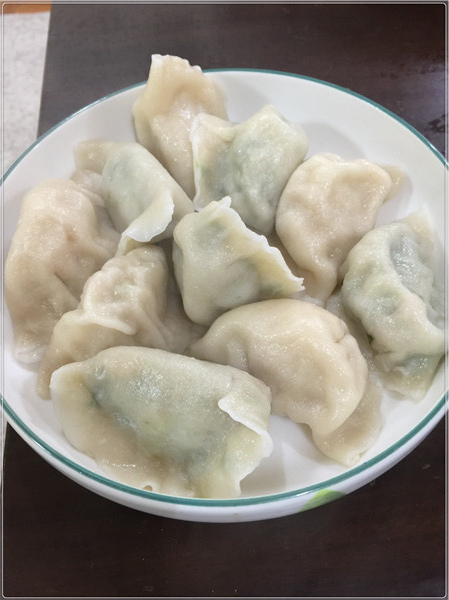 海山餃子館:土城區銅板美食 海山餃子館的水餃食記~ 真材實料的美味麵食館! 泰式打拋餃 高麗菜豬肉餃 翠綠韭菜餃