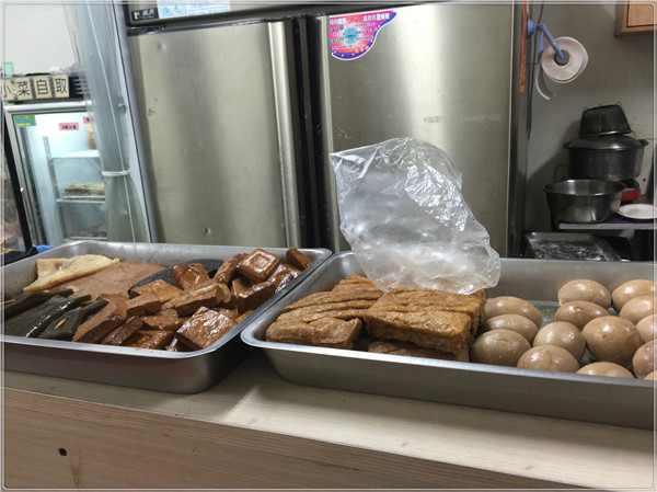 海山餃子館:土城區銅板美食 海山餃子館的水餃食記~ 真材實料的美味麵食館! 泰式打拋餃 高麗菜豬肉餃 翠綠韭菜餃