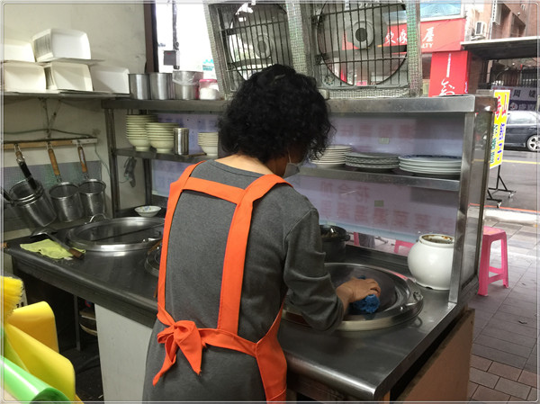 海山餃子館:土城區銅板美食 海山餃子館的水餃食記~ 真材實料的美味麵食館! 泰式打拋餃 高麗菜豬肉餃 翠綠韭菜餃