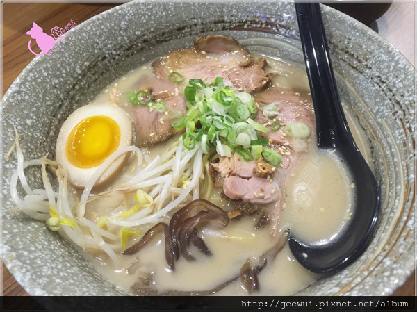京風堂拉麵：【台中踩點趣】台中西屯區逢甲商圈的驚艷等級拉麵店～京風堂拉麵　傳自京都的美味感受　近逢甲大學、激旨燒鳥、熊掌包、冰火波羅包！