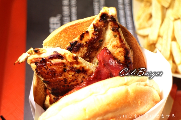 CaliBurger西門店：把嘴巴張到最大就對了『CaliBurger(西門店)』梁靜茹開的漢堡店