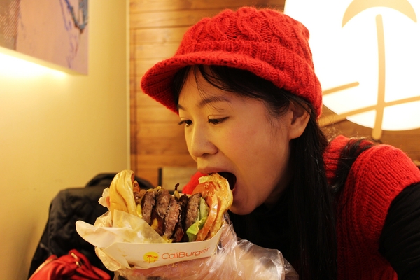 CaliBurger西門店：把嘴巴張到最大就對了『CaliBurger(西門店)』梁靜茹開的漢堡店