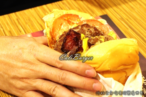CaliBurger西門店：把嘴巴張到最大就對了『CaliBurger(西門店)』梁靜茹開的漢堡店