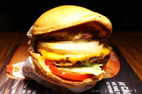 CaliBurger西門店：把嘴巴張到最大就對了『CaliBurger(西門店)』梁靜茹開的漢堡店