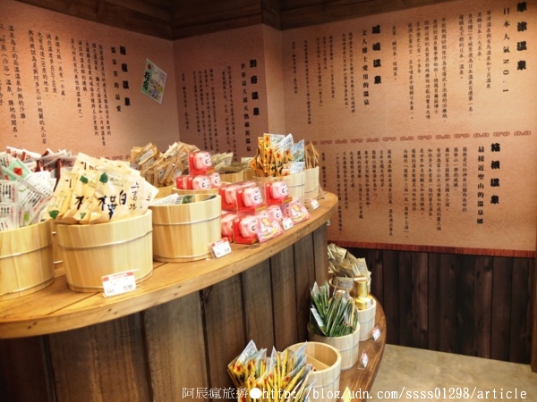 日藥本舖博物館-高雄館：【旅行遊記。高雄新興區】日藥本舖博物館(高雄六合門市)。原來日本離我們這麼近！？眾多藥妝商品好逛又好買