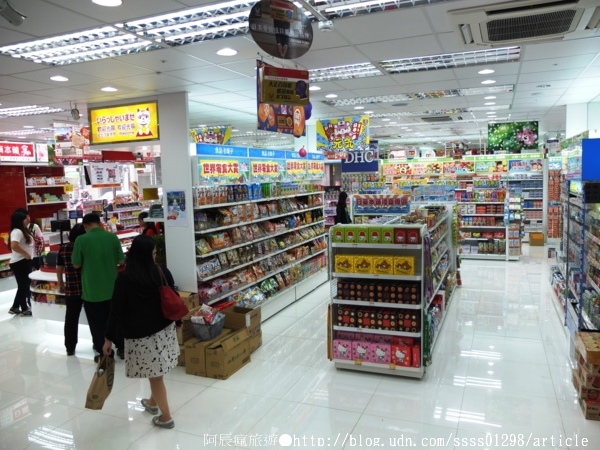 日藥本舖博物館-高雄館：【旅行遊記。高雄新興區】日藥本舖博物館(高雄六合門市)。原來日本離我們這麼近！？眾多藥妝商品好逛又好買