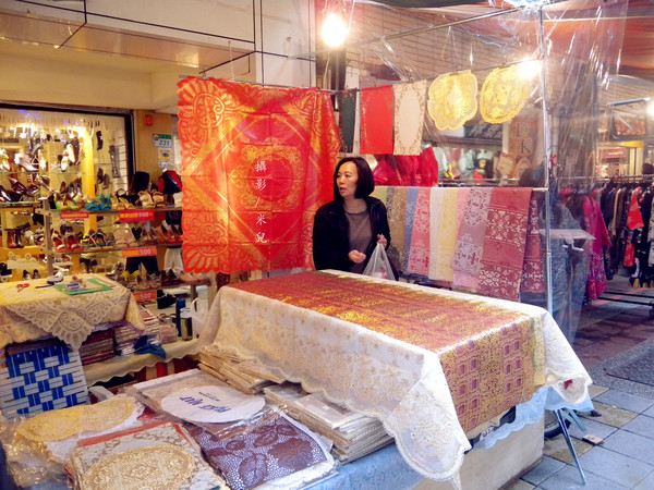 華陰街商圈：【台北市大同區。年貨大街】 華陰街商圈 2016年貨大街 謹剩幾天 要去要快呦! 營業到2/6  一堆特價商品呢! 美食好物介紹