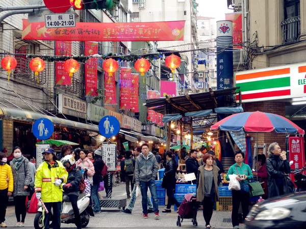 華陰街商圈：【台北市大同區。年貨大街】 華陰街商圈 2016年貨大街 謹剩幾天 要去要快呦! 營業到2/6  一堆特價商品呢! 美食好物介紹