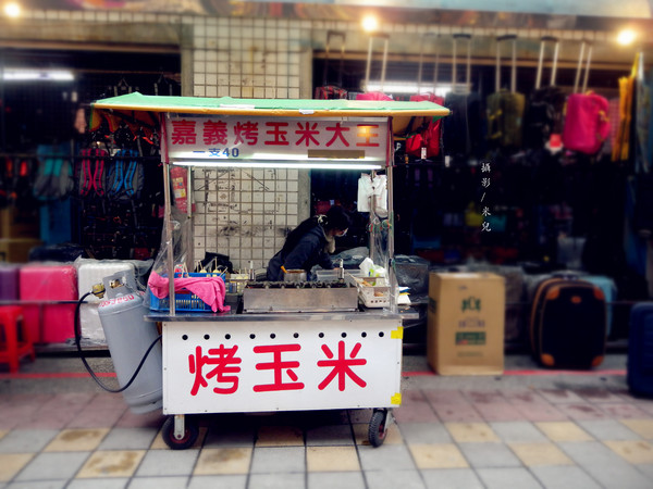 華陰街商圈：【台北市大同區。年貨大街】 華陰街商圈 2016年貨大街 謹剩幾天 要去要快呦! 營業到2/6  一堆特價商品呢! 美食好物介紹