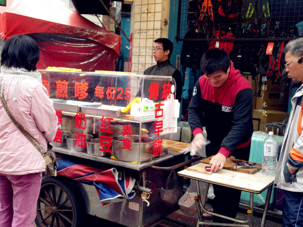 華陰街商圈：【台北市大同區。年貨大街】 華陰街商圈 2016年貨大街 謹剩幾天 要去要快呦! 營業到2/6  一堆特價商品呢! 美食好物介紹