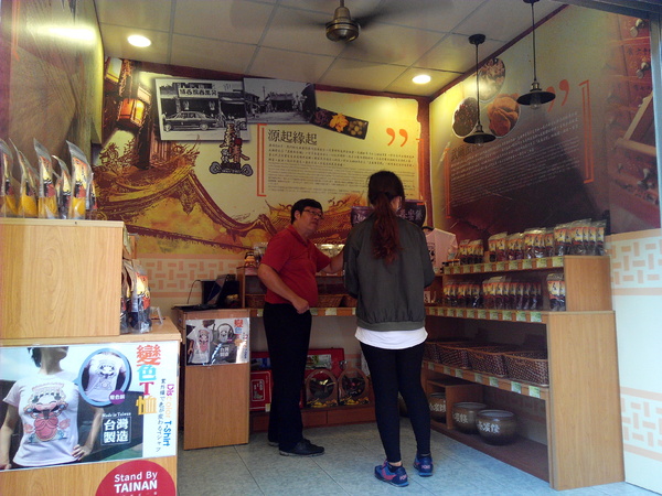 吳萬春蜜餞(武廟店): 【臺南Ω中西區】吳萬春蜜餞。巷弄中的古早味「鹹酸甜」,蜜餞、果乾、脆片應有盡有