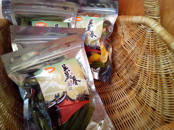 吳萬春蜜餞(武廟店): 【臺南Ω中西區】吳萬春蜜餞。巷弄中的古早味「鹹酸甜」,蜜餞、果乾、脆片應有盡有